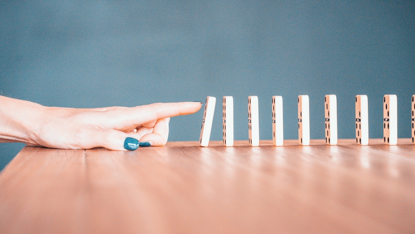 Falling dominoes in a chain