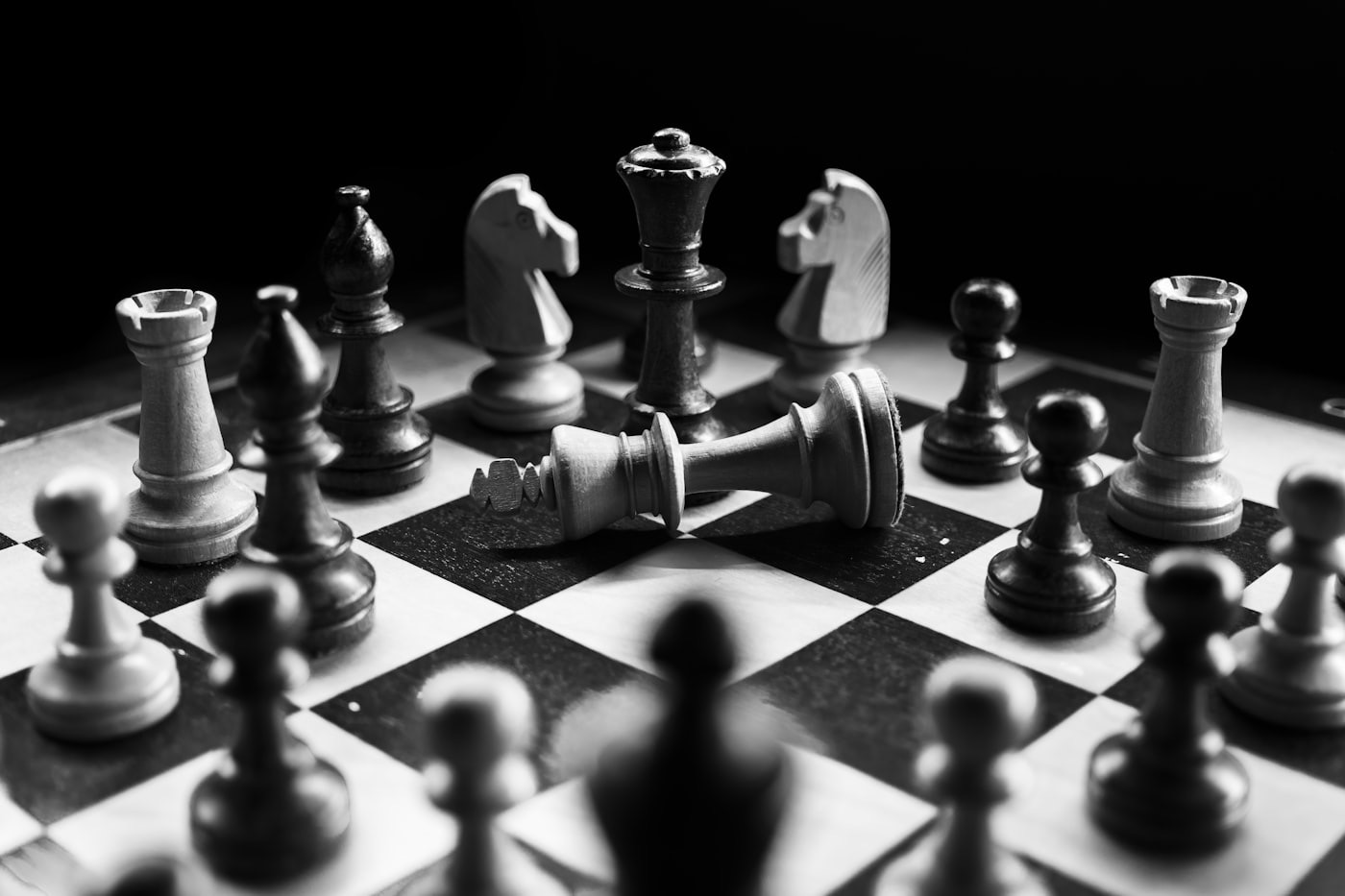 Chess pieces on a board, a metaphor for choosing the right entry method for the position